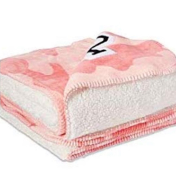 **FINAL PRICE**NIP VS PINK Sherpa blanket - Picture 3 of 3